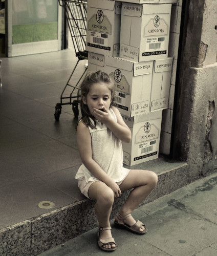 Histoire (s): Little Girl, wine boxes. Barcelona,2014.