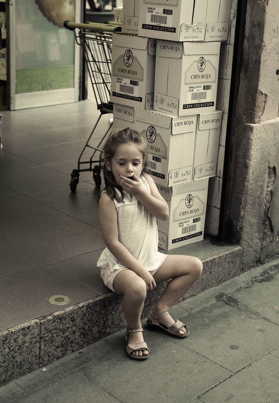 Histoire (s): Little Girl, wine boxes. Barcelona,2014.